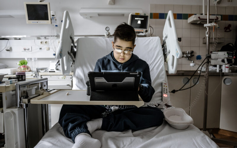 Schulunterricht mit Präsenzroboter, Schüler / Patient SharafFoto: Andreas Endermann