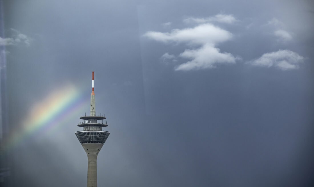 Stadtansicht Düsseldorf mit Regenbogen - Rheinturm