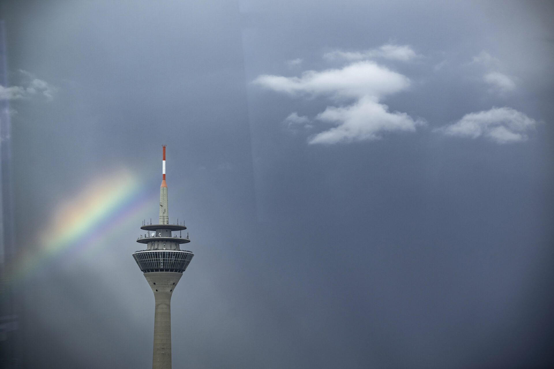 Stadtansicht Düsseldorf mit Regenbogen - Rheinturm