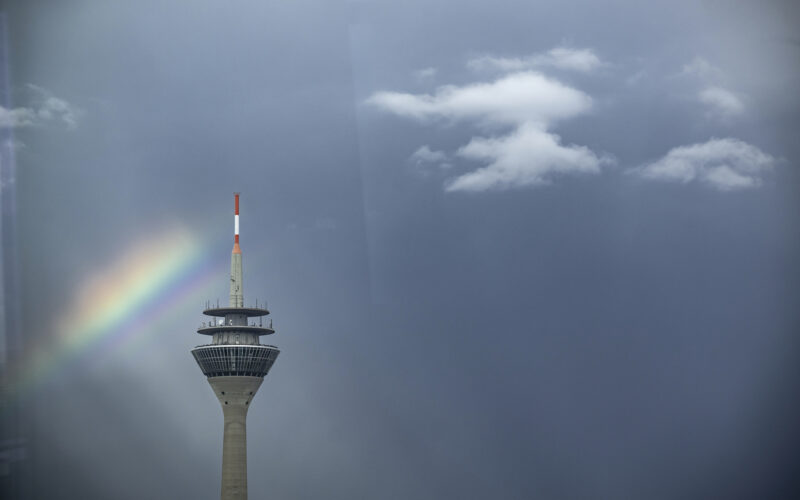 Stadtansicht Düsseldorf mit Regenbogen - Rheinturm