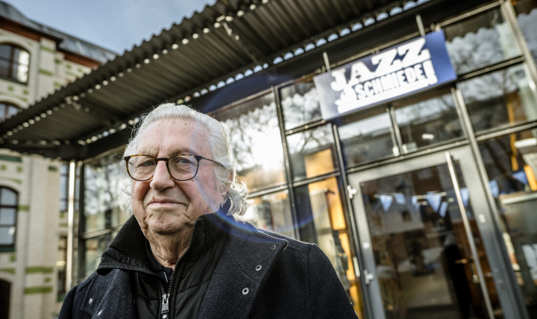 Albrecht Korff vor der Jazz-Schmiede Himmelgeister Straße
