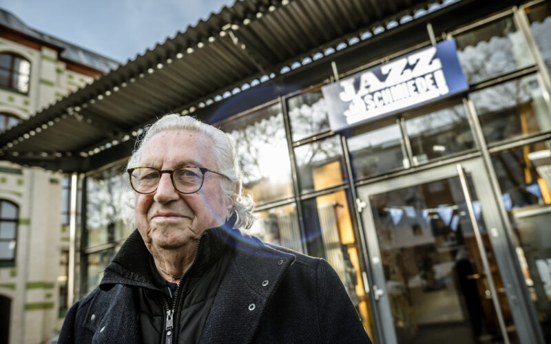 Albrecht Korff vor der Jazz-Schmiede Himmelgeister Straße