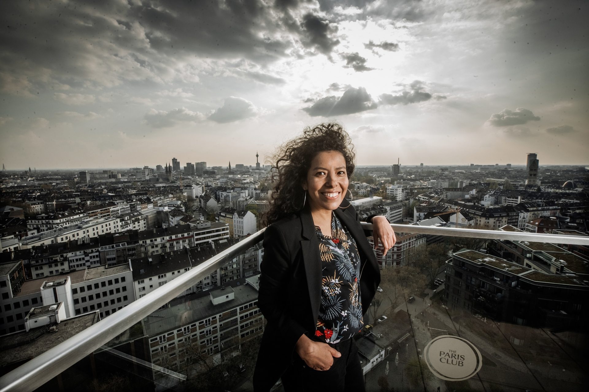 Karina Rodriguez auf einer Dachterrasse an der Toulouse Allee. Ein ungewöhnliche Perspektive, so wie ihr Blick auf die Stadt. Andreas Endermann hat sie dort fotografiert.