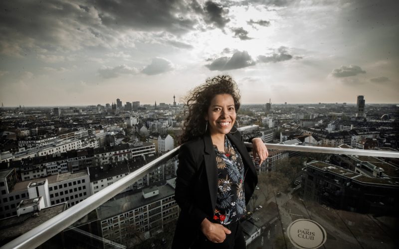 Karina Rodriguez auf einer Dachterrasse an der Toulouse Allee. Ein ungewöhnliche Perspektive, so wie ihr Blick auf die Stadt. Andreas Endermann hat sie dort fotografiert.