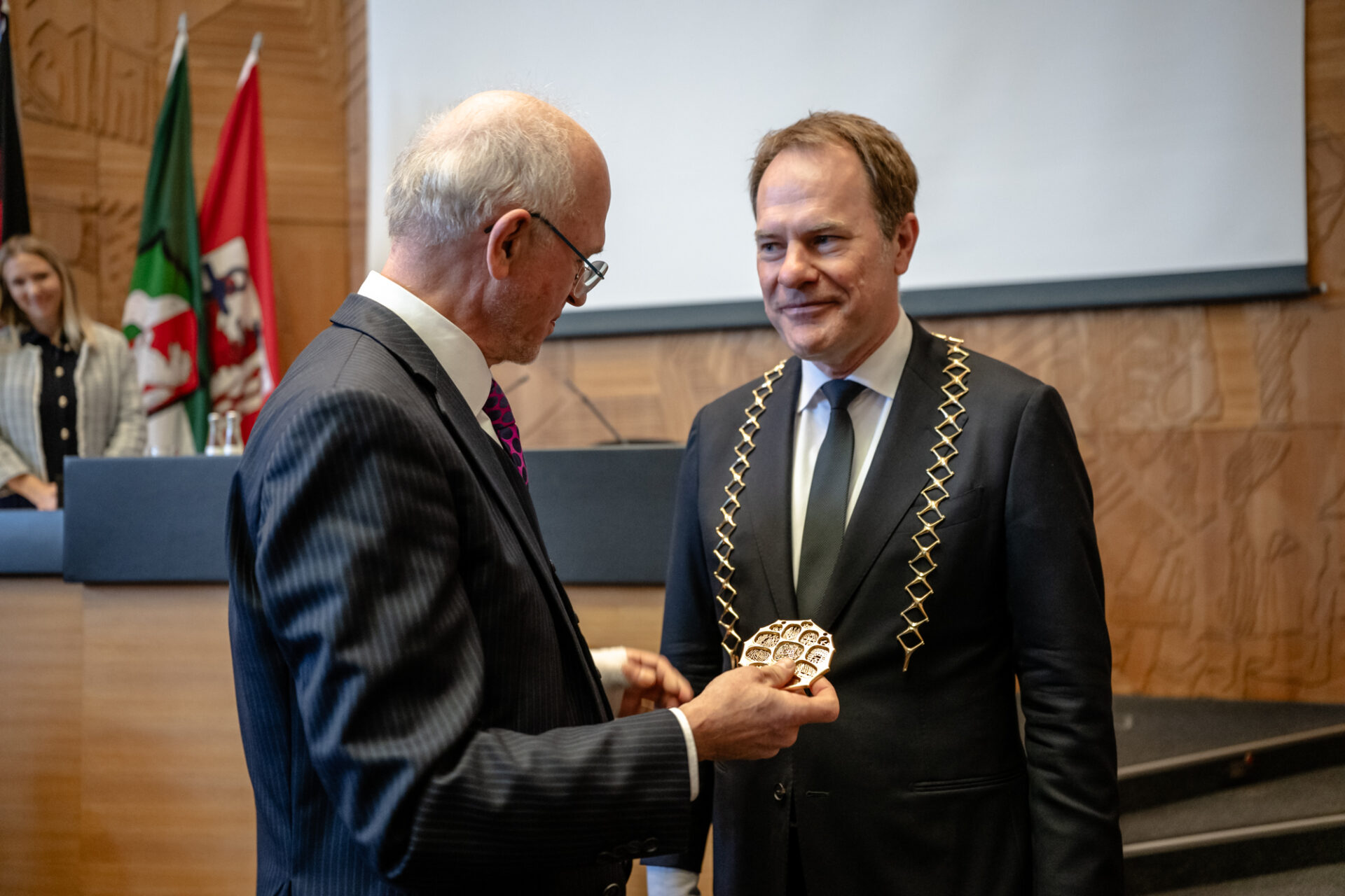 Alexander Fils (links) und Stephan Keller im Stadtrat Düsseldorf