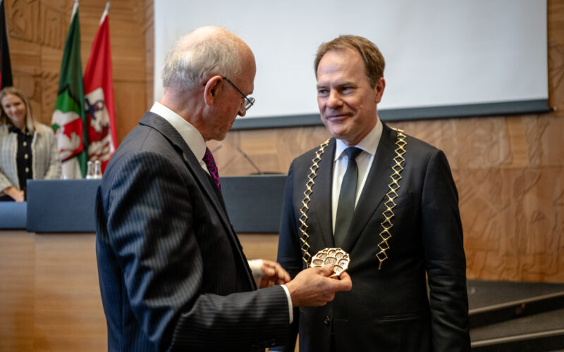 Alexander Fils (links) und Stephan Keller im Stadtrat Düsseldorf
