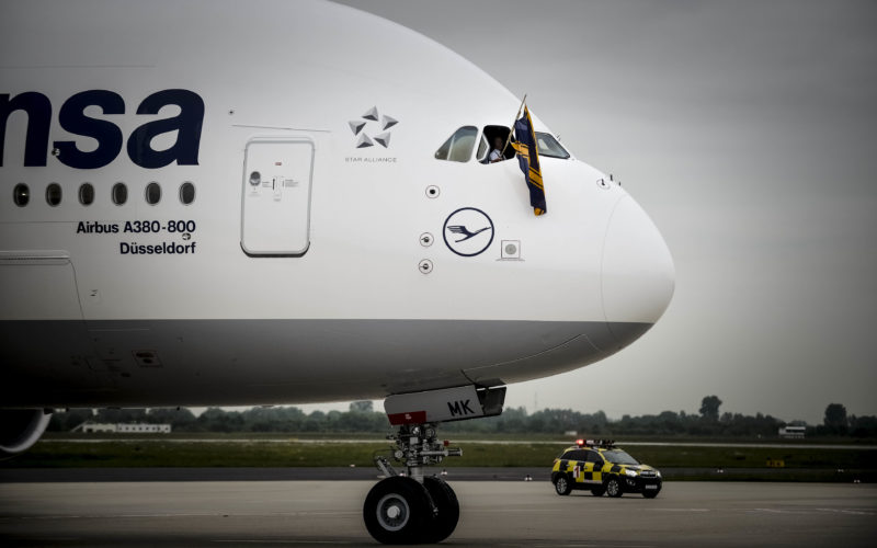 De Lufthansa-A380 "Düsseldorf" auf dem hiesigen Flughafen. Zur Begrüßung gab es Sekt auf die Nase, vorsichtig gegossen von Astrid Albers, der Frau des damaligen Oberbürgermeisters Dirk Elbers (CDU) .