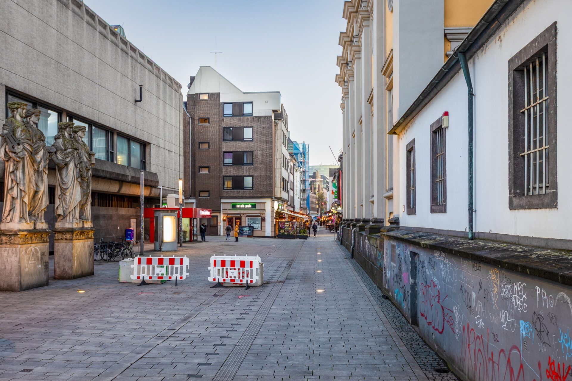 Kay-und-Lore-Lorentz-Platz in der Altstadt Düsseldorf