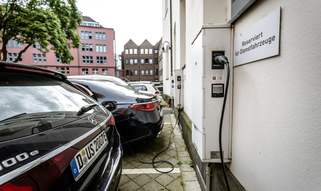 Dienstwagen Stadt Düsseldorf im Innenhof des RathausesFoto: Andreas Endermann