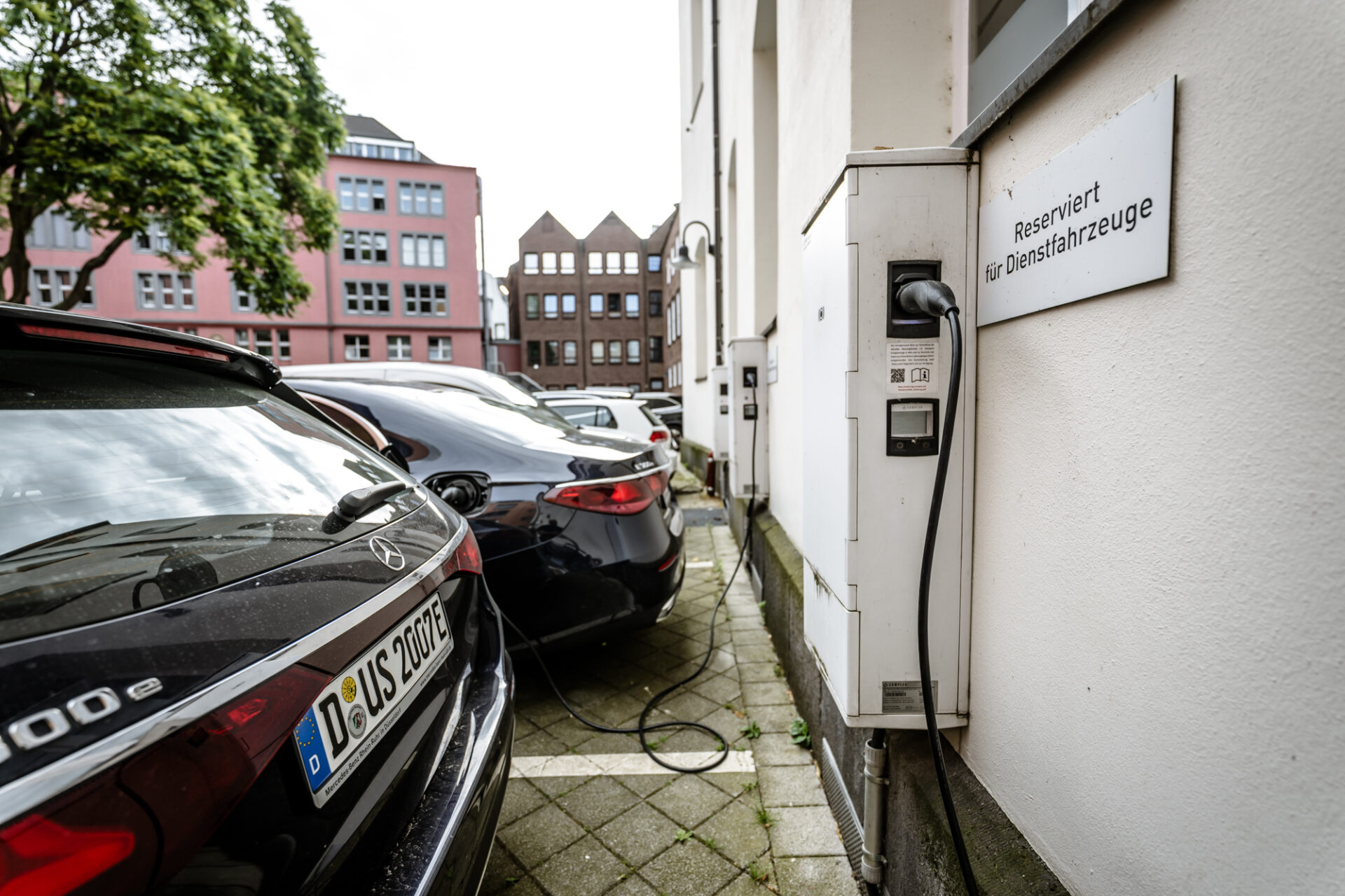 Dienstwagen Stadt Düsseldorf im Innenhof des RathausesFoto: Andreas Endermann
