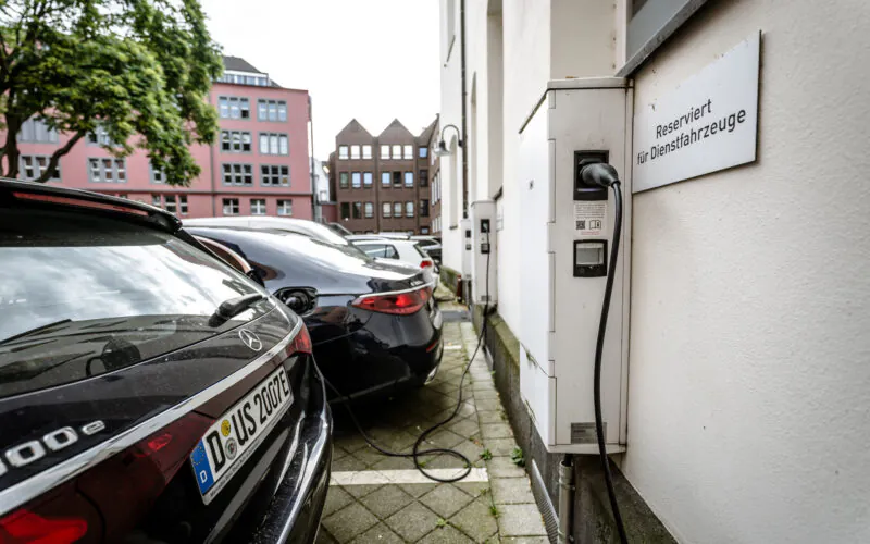 Dienstwagen Stadt Düsseldorf im Innenhof des RathausesFoto: Andreas Endermann