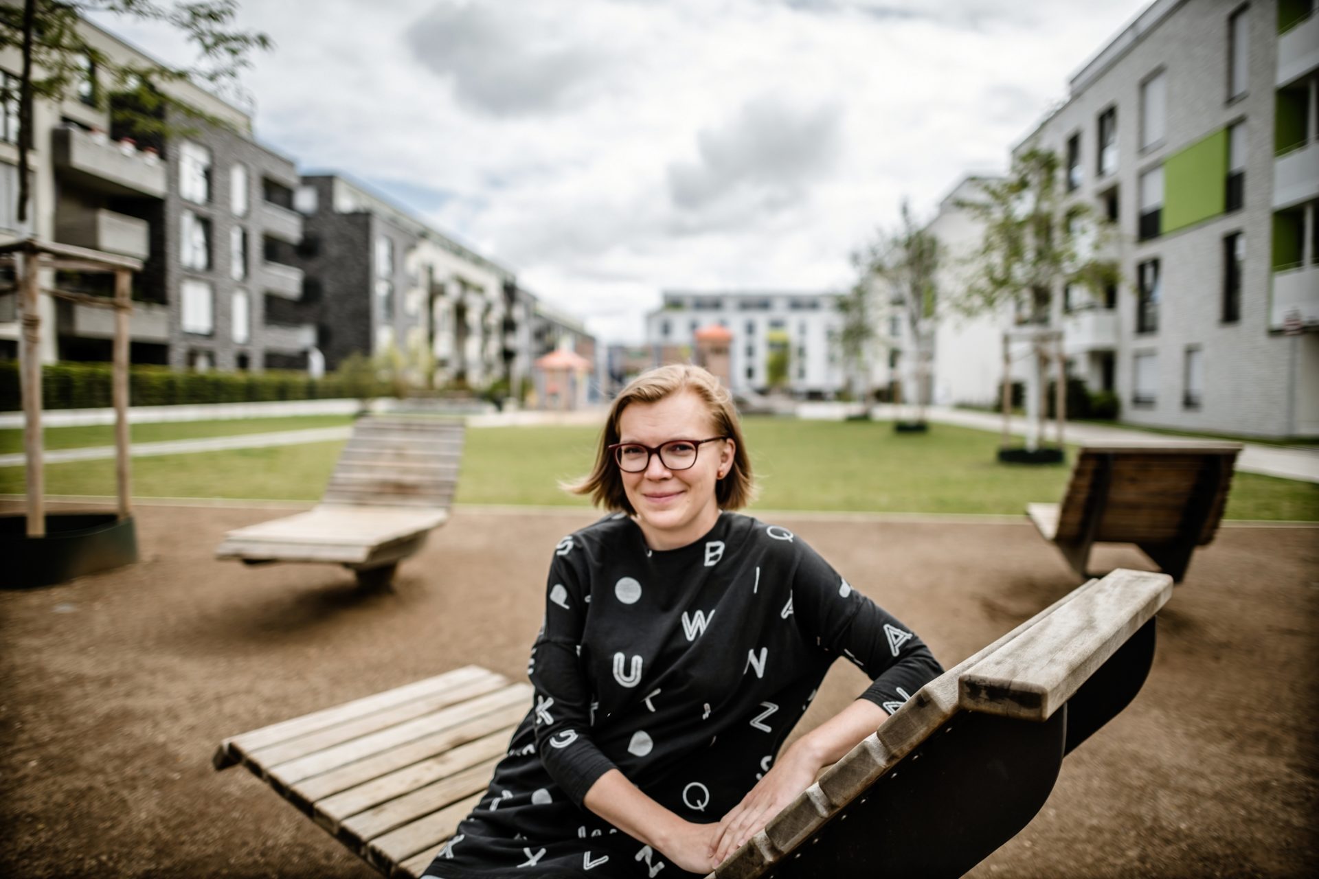 Daša Martin ist mit ihrer Familie von Wien nach Oberbilk gezogen. Sie kann die Unterschiede in der Wohnungspolitik beider Städte am Beispiel ihres Lebens erläutern. Foto: Andreas Endermann