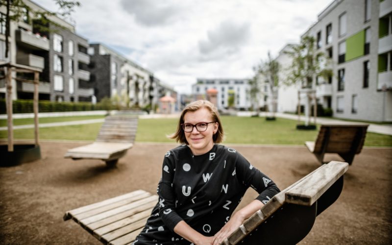 Daša Martin ist mit ihrer Familie von Wien nach Oberbilk gezogen. Sie kann die Unterschiede in der Wohnungspolitik beider Städte am Beispiel ihres Lebens erläutern. Foto: Andreas Endermann