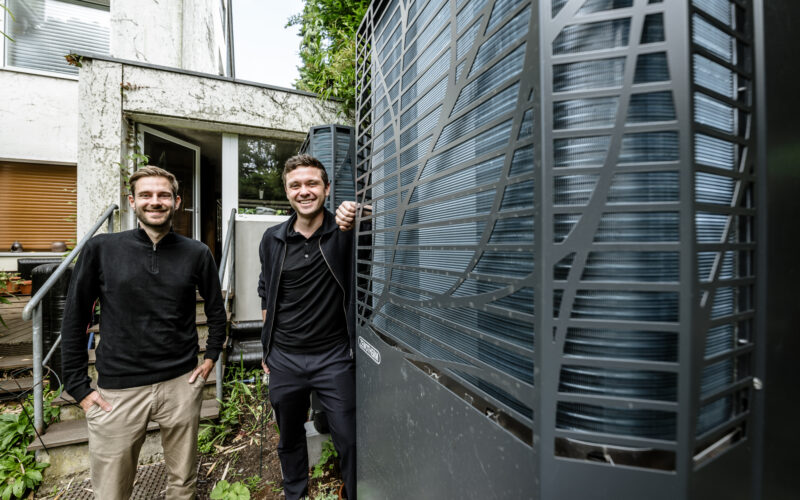 Wärmepumpen Fa. Vaestro, Nils Bartig und Henri Voigt (v.l.)Foto: Andreas Endermann