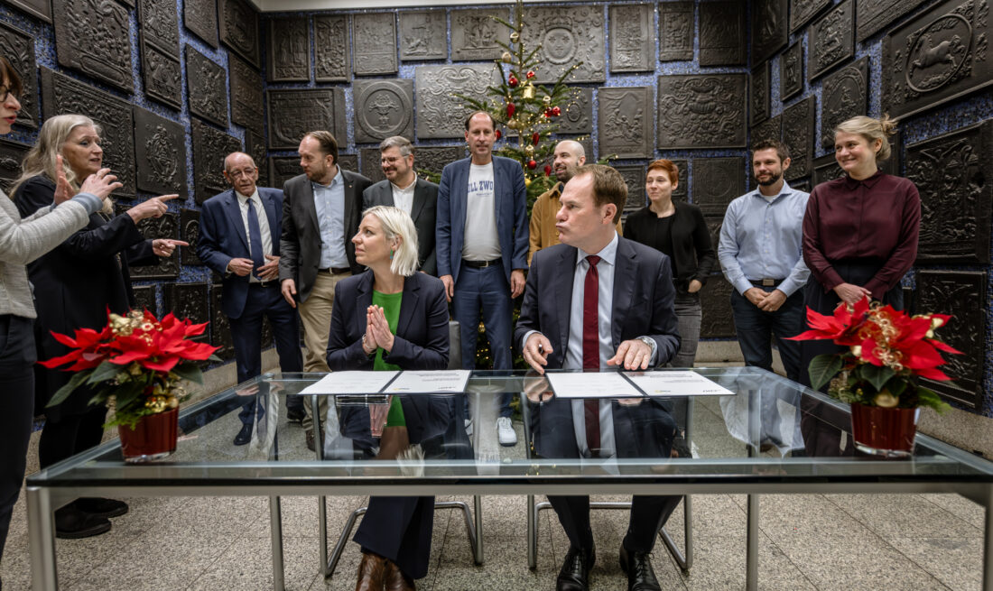 Koalitionsvertrag zwischen CDU und Bündnis90/Die Grünen im Rathaus Düsseldorf