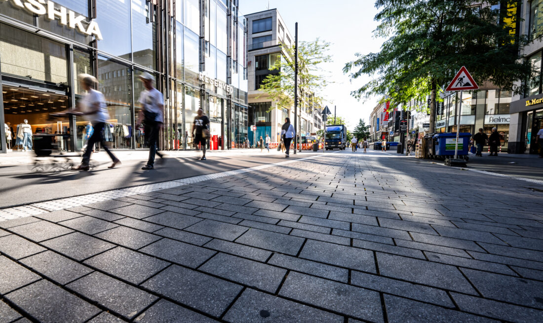 Schadowstraße Düsseldorf bei Hitze im Sommer