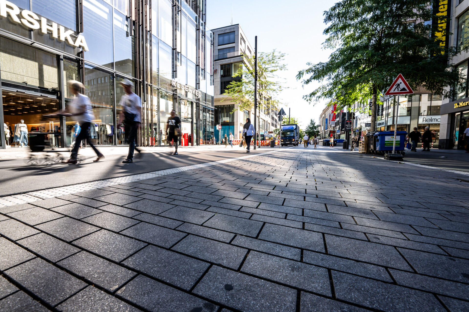 Schadowstraße Düsseldorf bei Hitze im Sommer