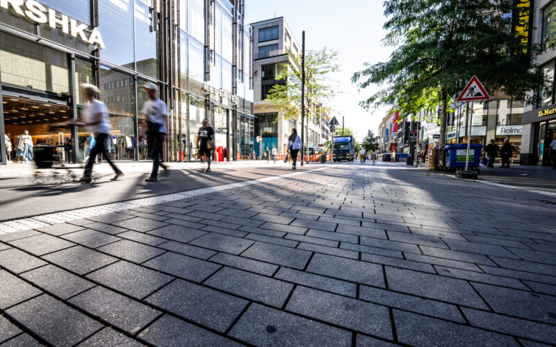 Schadowstraße Düsseldorf bei Hitze im Sommer