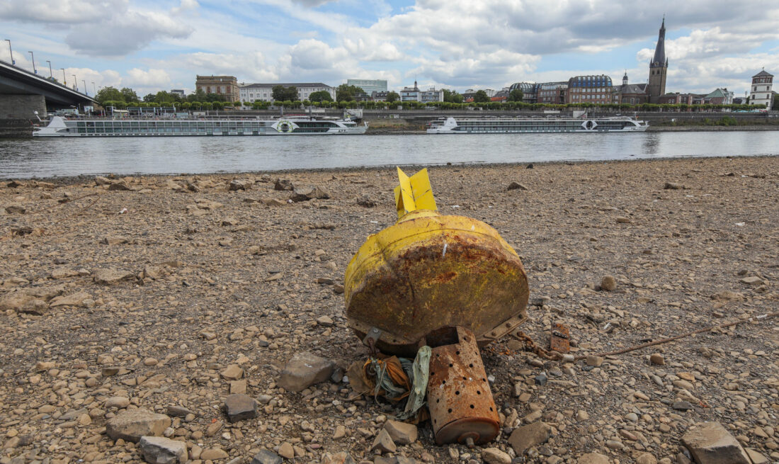 Niedrigwasser erschwert Flusskreuzfahrten auf dem Rhein in Düsseldorf
