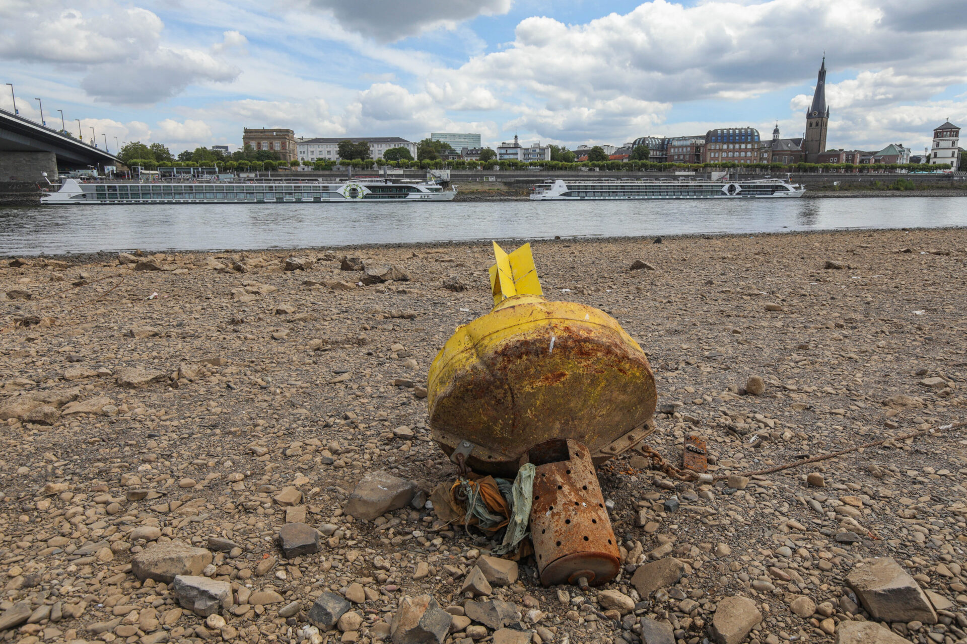 Niedrigwasser erschwert Flusskreuzfahrten auf dem Rhein in Düsseldorf