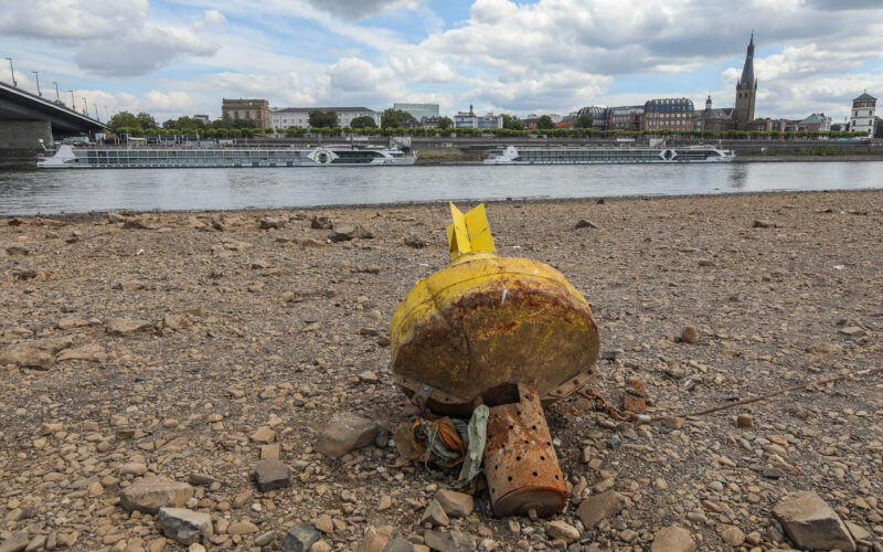 Niedrigwasser erschwert Flusskreuzfahrten auf dem Rhein in Düsseldorf