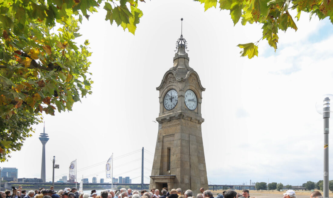 Pegeluhr an der Rheinuferpromenade in der Altstadt Düsseldorf