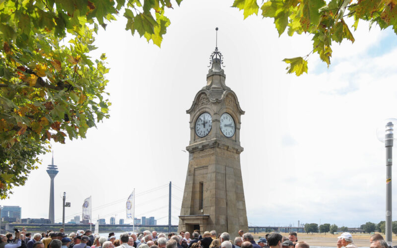 Pegeluhr an der Rheinuferpromenade in der Altstadt Düsseldorf