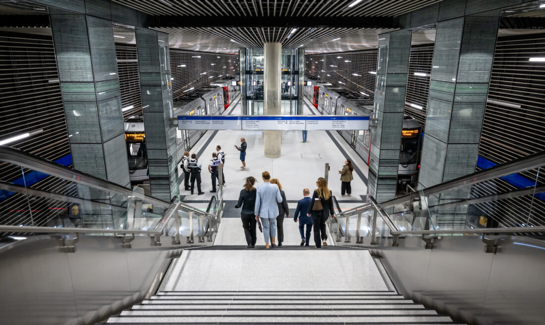 Eröffnung der Rheinbahn-U-Bahnlinien U 80 und U81 zum Hauptbahnhof und Messe / Arena, am Flughafen Terminal Düsseldorf, DUS mit Ministerpräsident Hendrik Wüst. Foto: Andreas Endermann
