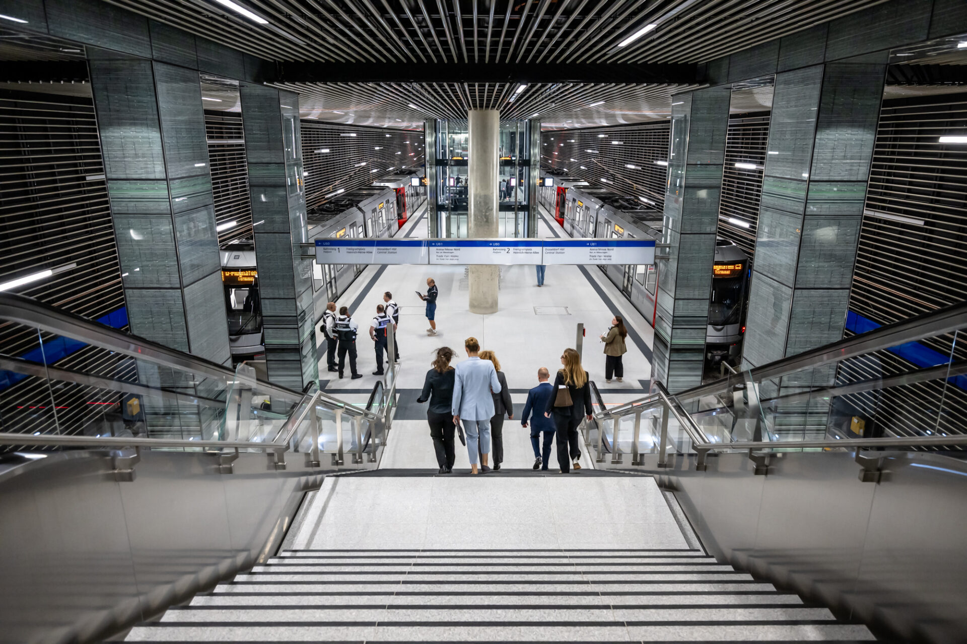 Eröffnung der Rheinbahn-U-Bahnlinien U 80 und U81 zum Hauptbahnhof und Messe / Arena, am Flughafen Terminal Düsseldorf, DUS mit Ministerpräsident Hendrik Wüst. Foto: Andreas Endermann
