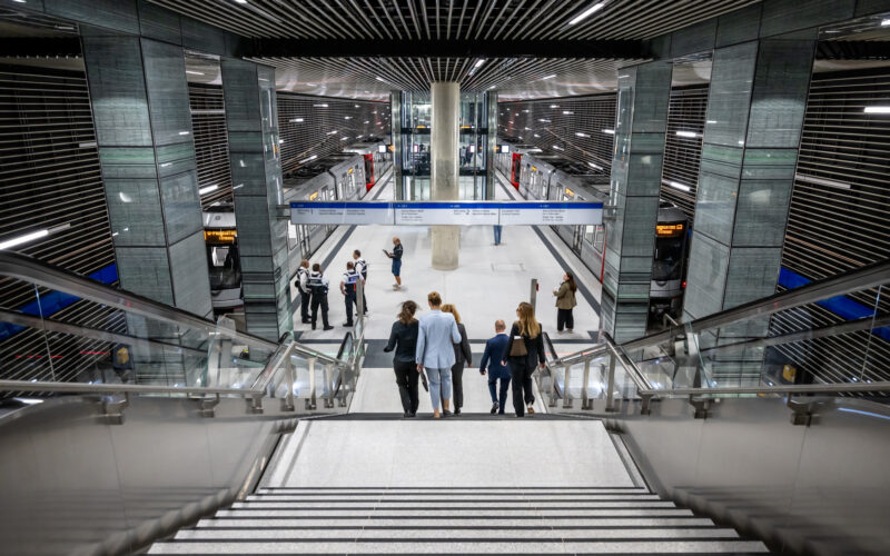 Eröffnung der Rheinbahn-U-Bahnlinien U 80 und U81 zum Hauptbahnhof und Messe / Arena, am Flughafen Terminal Düsseldorf, DUS mit Ministerpräsident Hendrik Wüst. Foto: Andreas Endermann