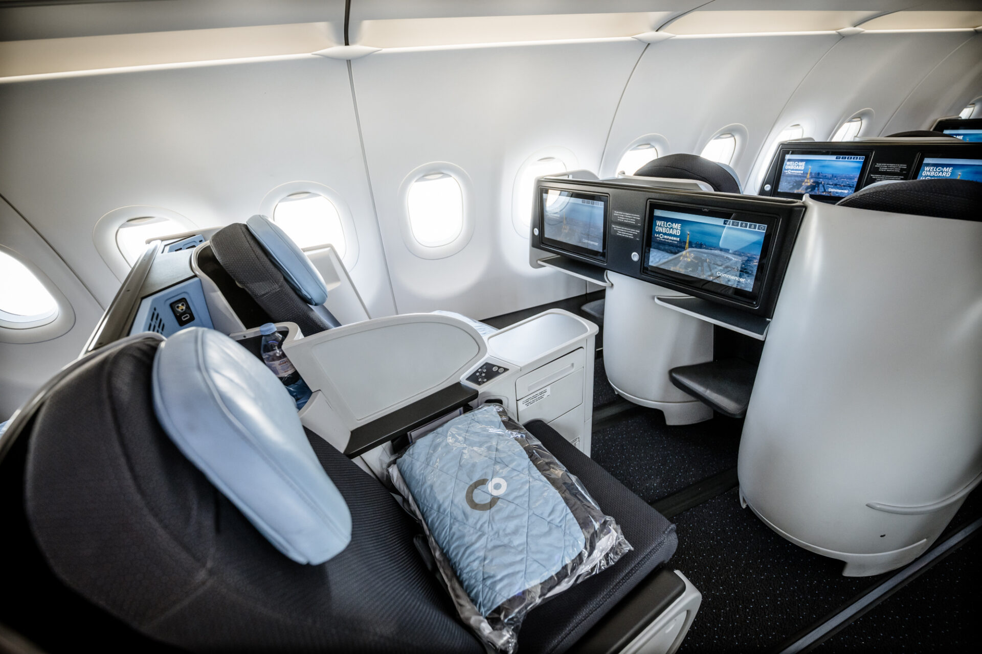 DUS Flughafen Düsseldorf, PK mit Christian Vernet, Lars Redeligx und Preeti V. Shah, Fluggesellschaft La Compagnie fliegt Business nach New York Foto: Andreas Endermann