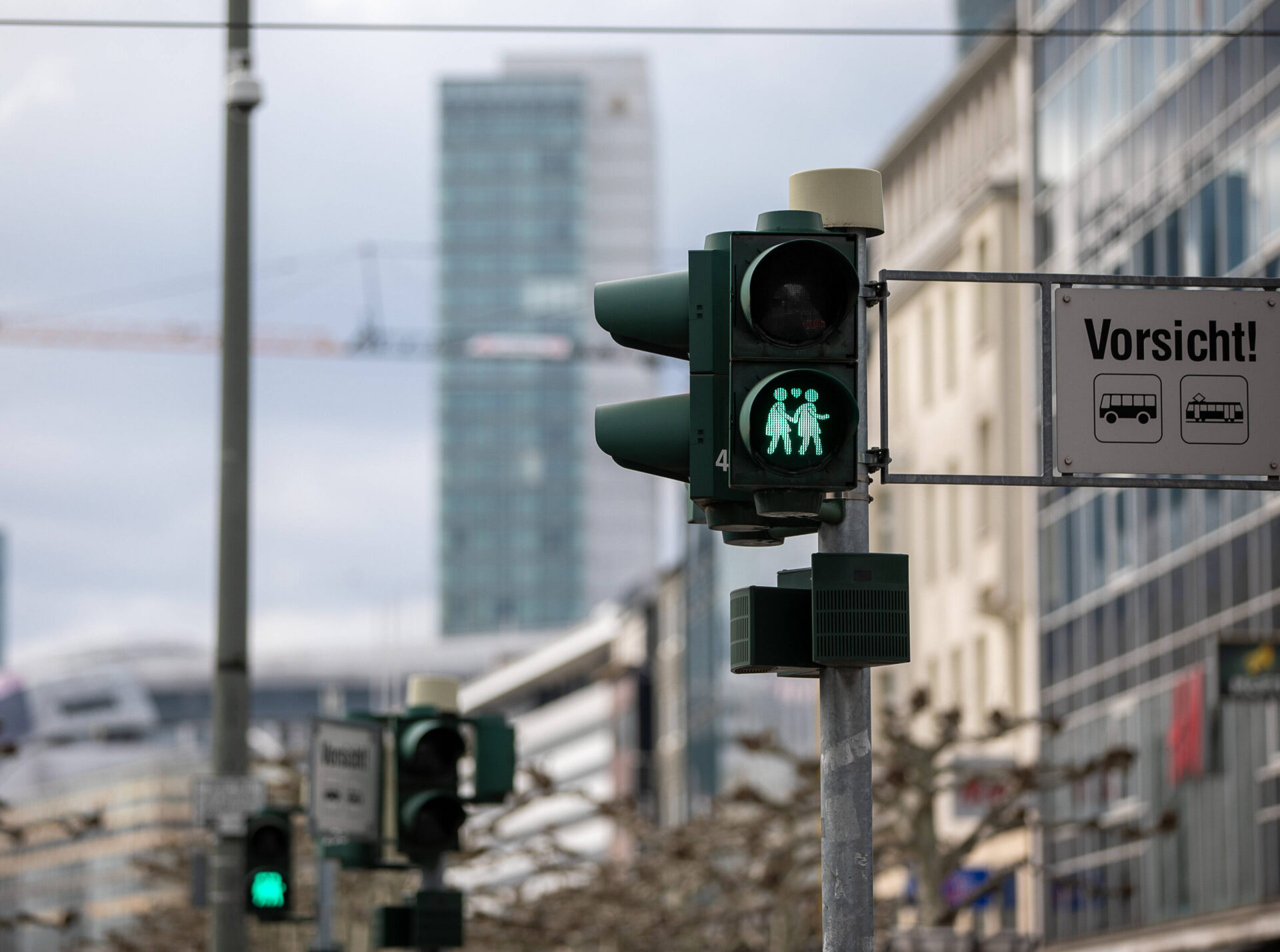 Deutschland – Frankfurt – 29.03.2020 / in Zeiten von Corona / Impressionen aus Frankfurt / liebes Ampel – leuchtet grün