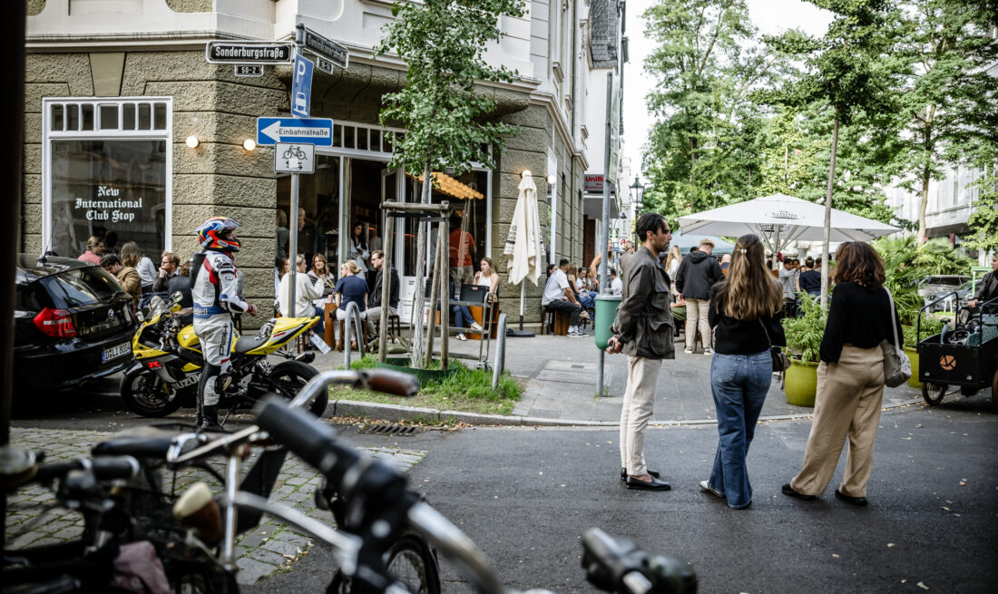new international club stop Oberkassel Foto: Andreas Endermann