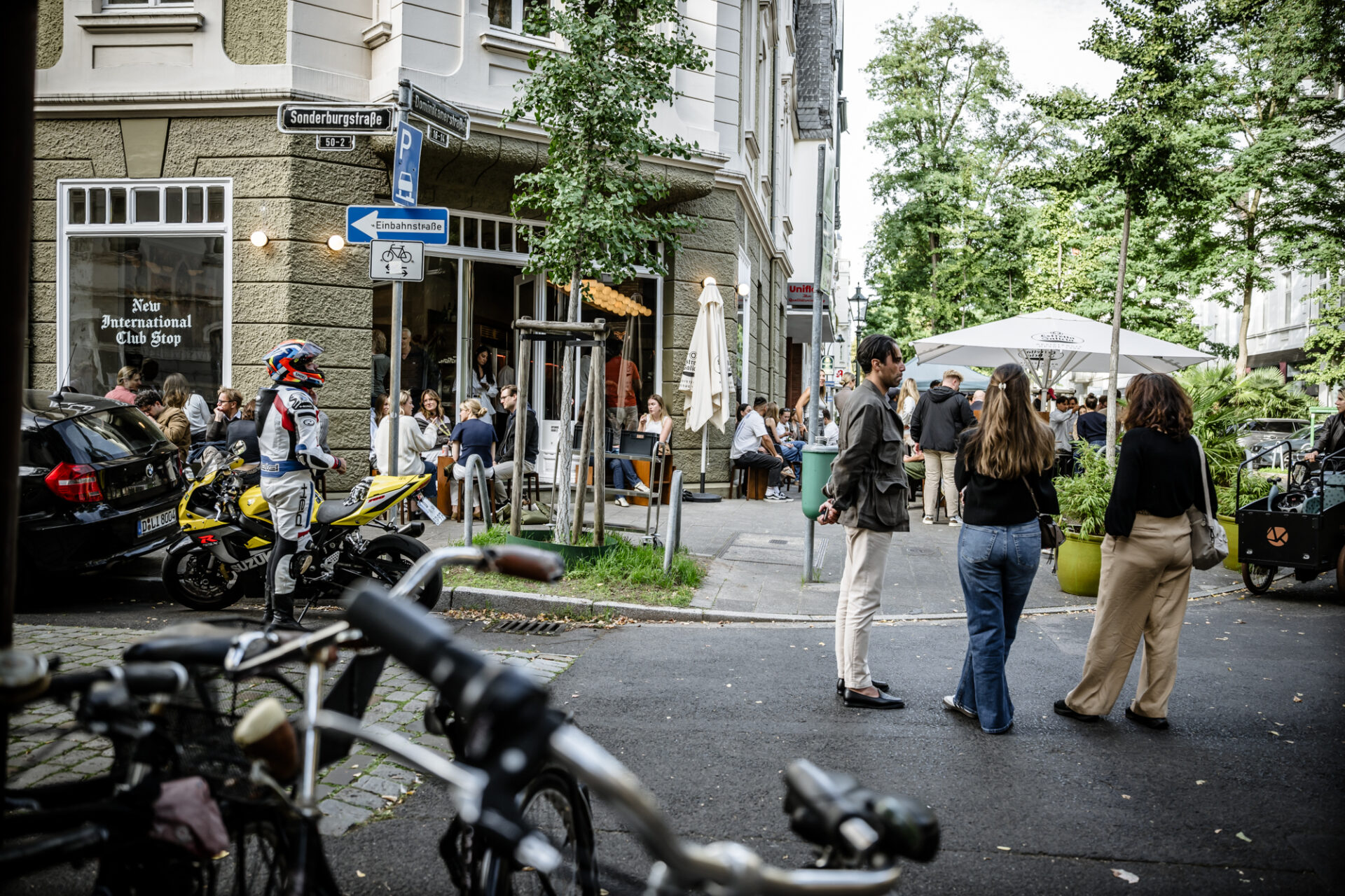 new international club stop Oberkassel Foto: Andreas Endermann