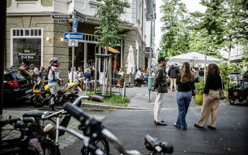 new international club stop Oberkassel Foto: Andreas Endermann