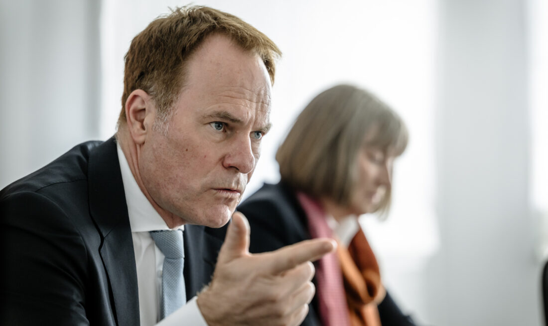 Pressekonferenz Einbringung Haushaltssatzung 2027/2028, Kämmerin Dorothée Schneider und OB Stephan Keller Foto: Andreas Endermann