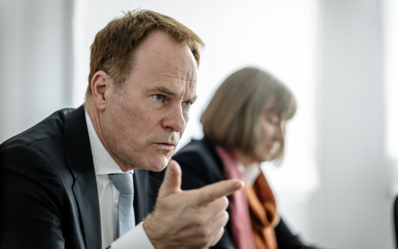 Pressekonferenz Einbringung Haushaltssatzung 2027/2028, Kämmerin Dorothée Schneider und OB Stephan Keller Foto: Andreas Endermann