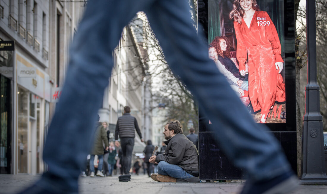 Düsseldorf – Bettler in der Innenstadt *** NUR FÜR REDAKTIONELLE ZWECKE *** EDITORIAL USE ONLY ***Be