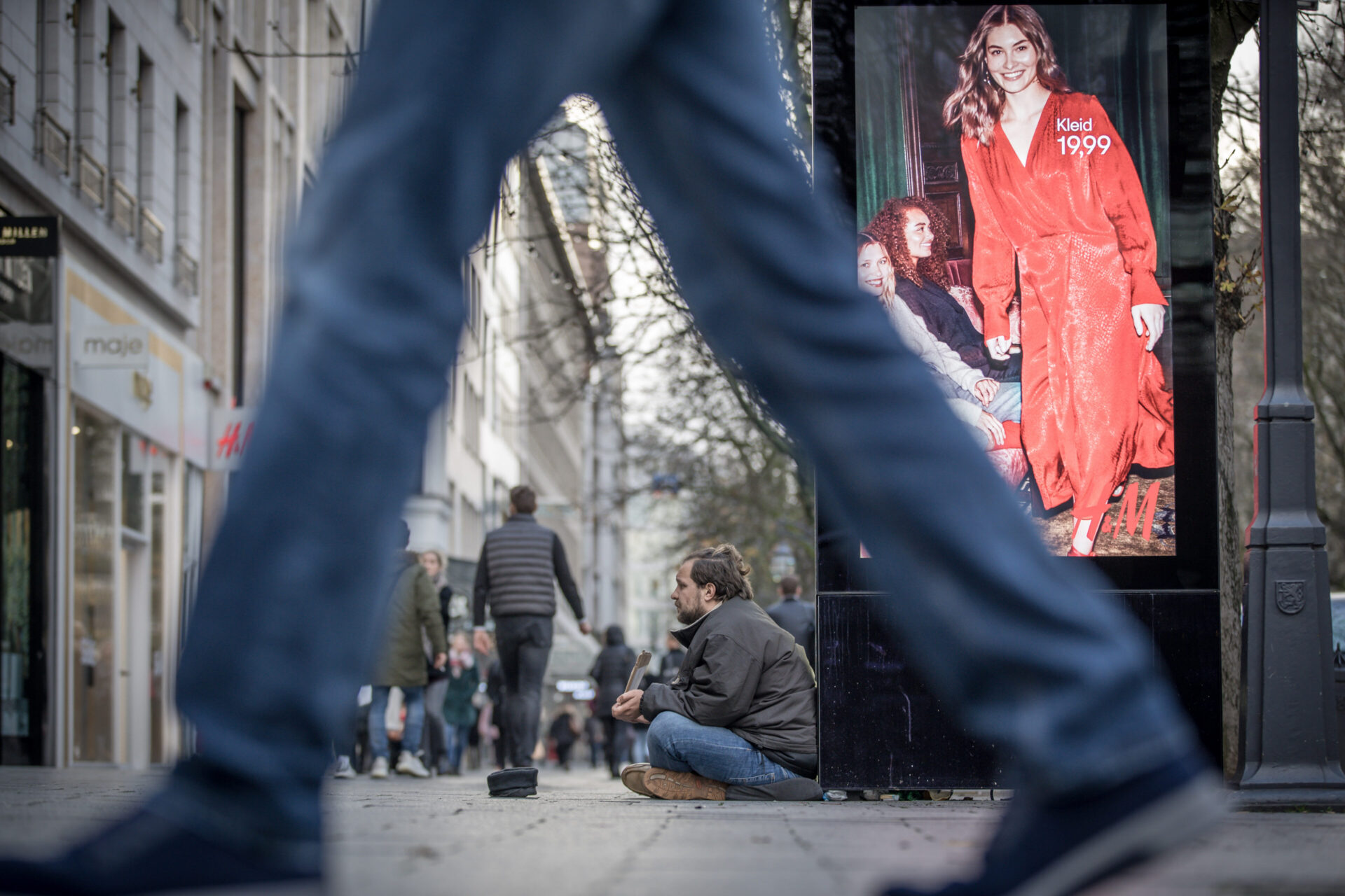 Düsseldorf – Bettler in der Innenstadt *** NUR FÜR REDAKTIONELLE ZWECKE *** EDITORIAL USE ONLY ***Be