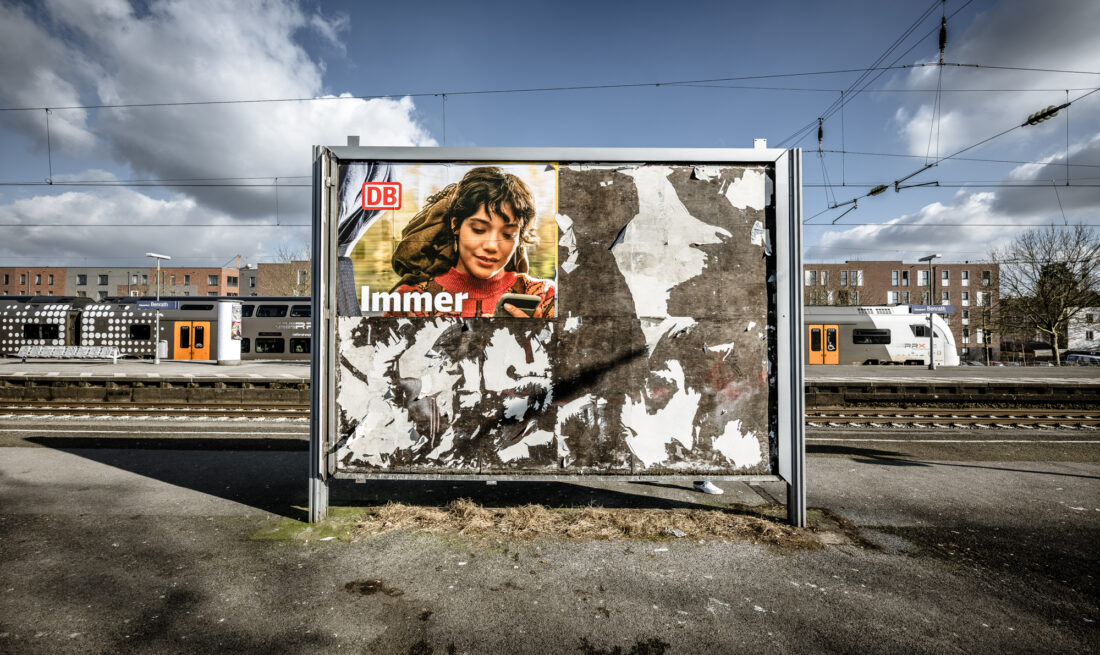 Plakat Deutsche Bahn am Bahnhof in Düsseldorf Benrath