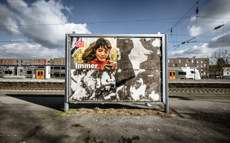 Plakat Deutsche Bahn am Bahnhof in Düsseldorf Benrath