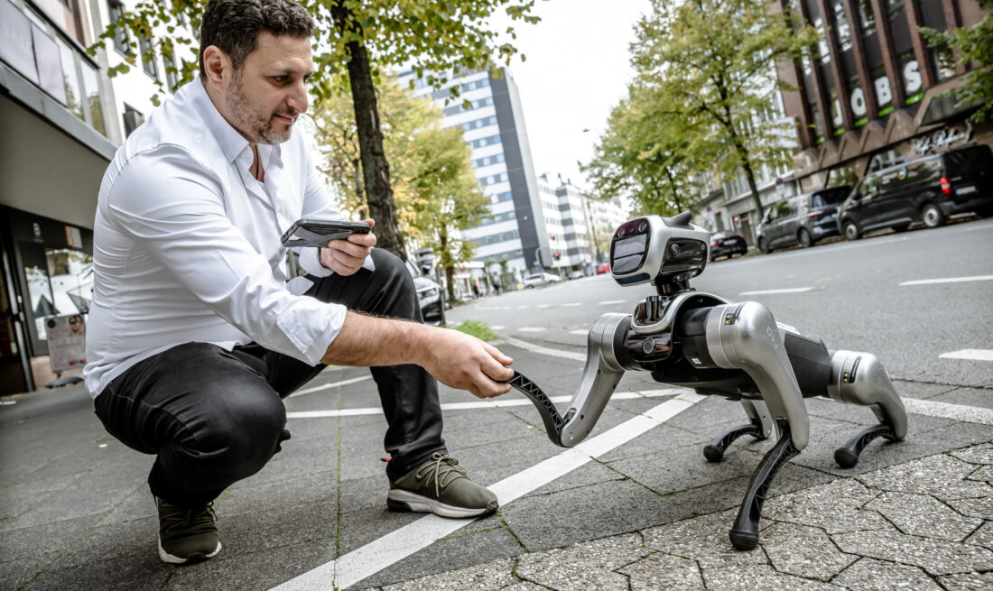 Ahmed Kabbani Roboterhund Foto: Andreas Endermann