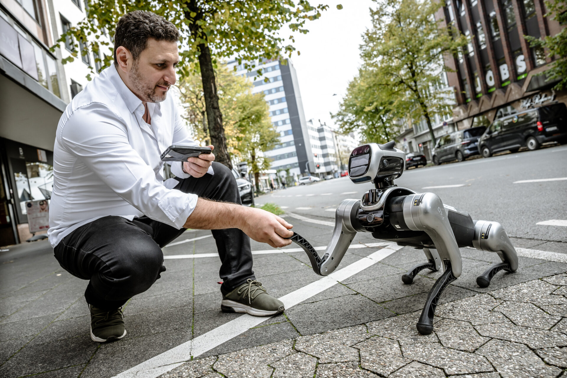Ahmed Kabbani Roboterhund Foto: Andreas Endermann