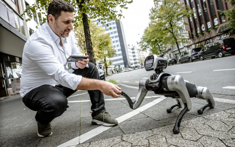 Ahmed Kabbani Roboterhund Foto: Andreas Endermann