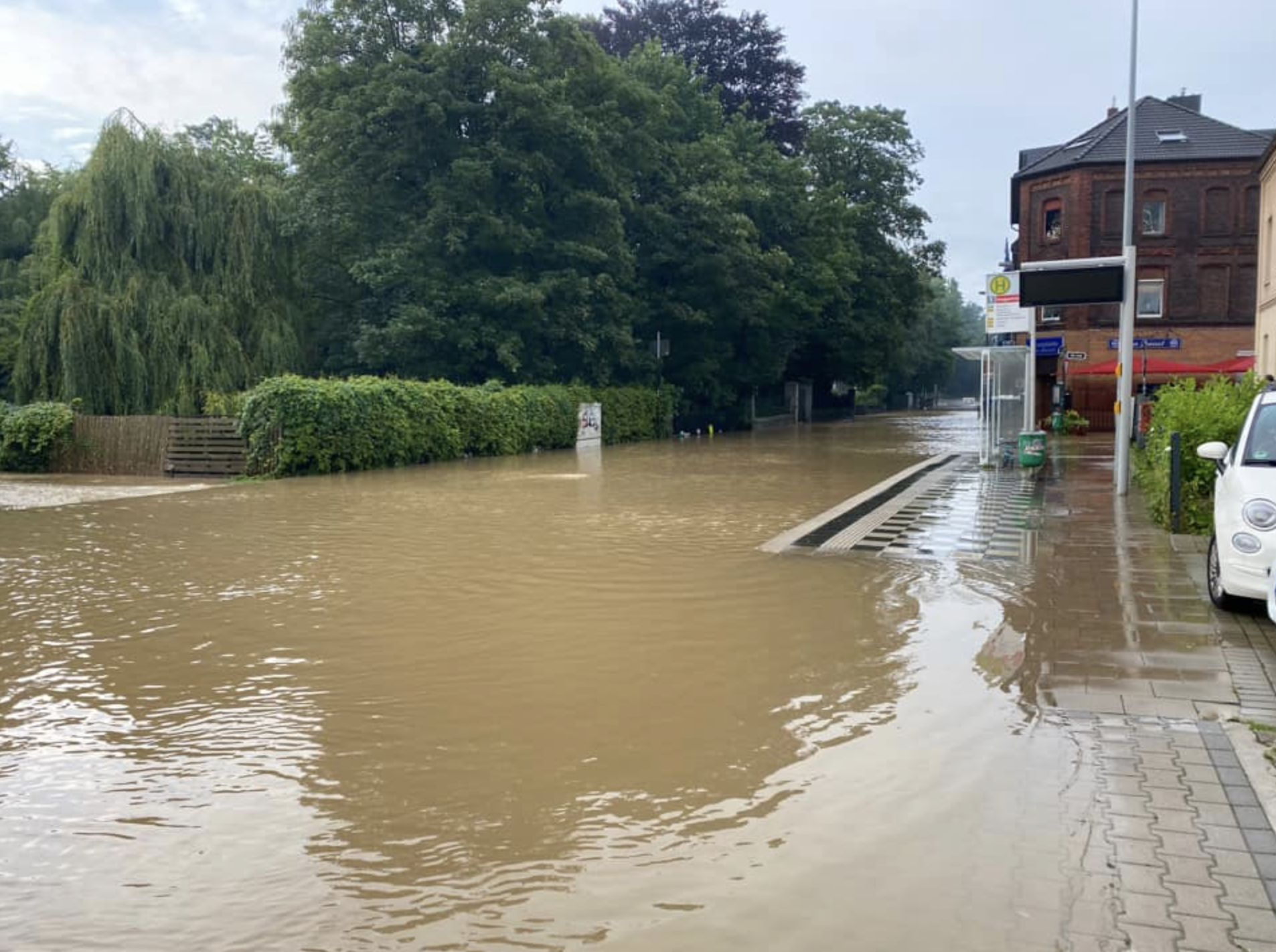 Normalerweise fließt die Düssel unter der Glashüttenstraße durch. Am 15. Juli trat sie über die Ufer und überflutete das Viertel südlich des Gerresheimer S-Bahnhofs.