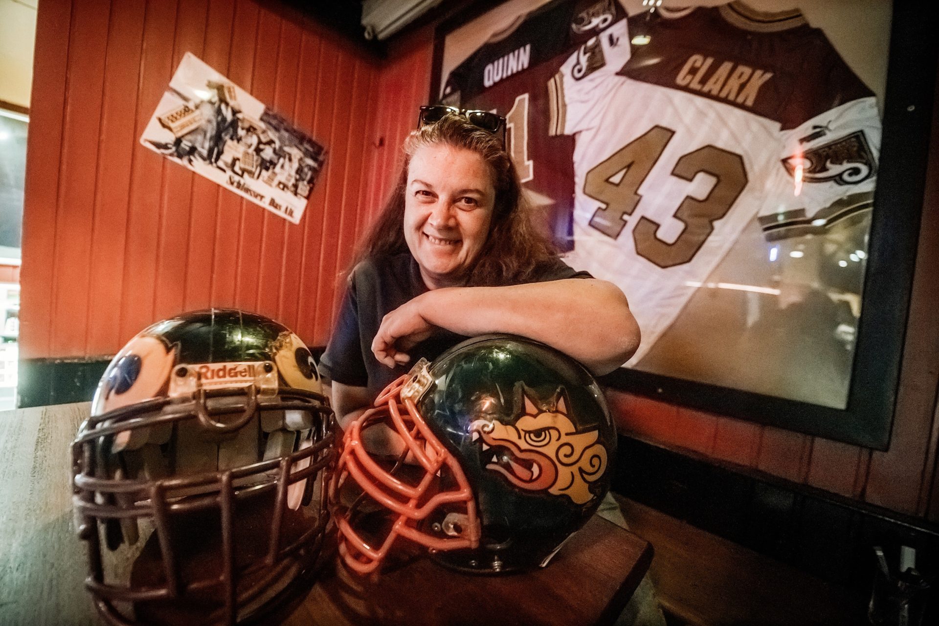 Isa Fiedler mit Football-Helmen von Rhein Fire und den Barcelona Dragons. Foto: Andreas Endermann