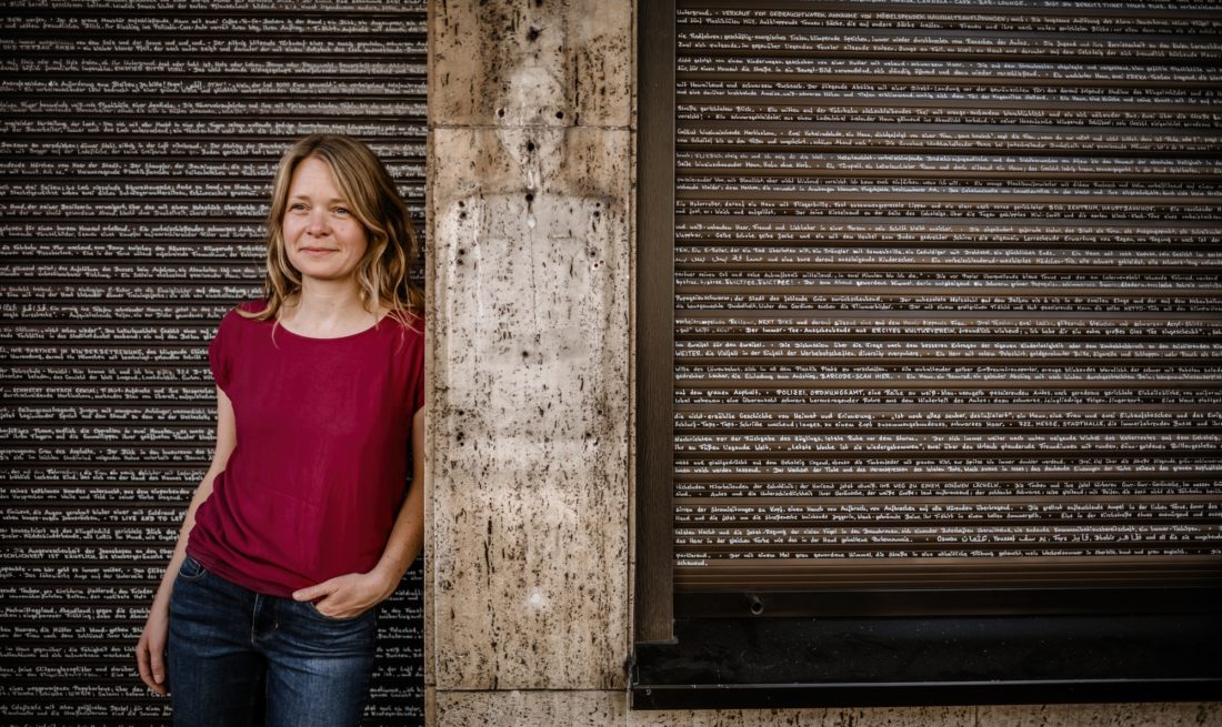 Vera Vorneweg hat vor dem "Blauen Bock" an der Ellerstraße das Leben beobachtet und dann den Text, der nun auf den Rollläden zu lesen ist. Foto: Andreas Endermann