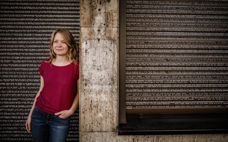 Vera Vorneweg hat vor dem "Blauen Bock" an der Ellerstraße das Leben beobachtet und dann den Text, der nun auf den Rollläden zu lesen ist. Foto: Andreas Endermann