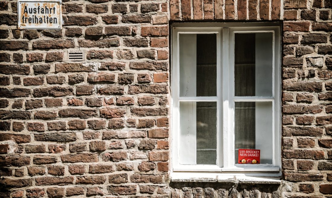 In Lörick zeigen die Bürger mit Postkarten ihre Meinung zur FRage "Brücke oder Tunnel für die U81?". Foto: Andreas Endermann