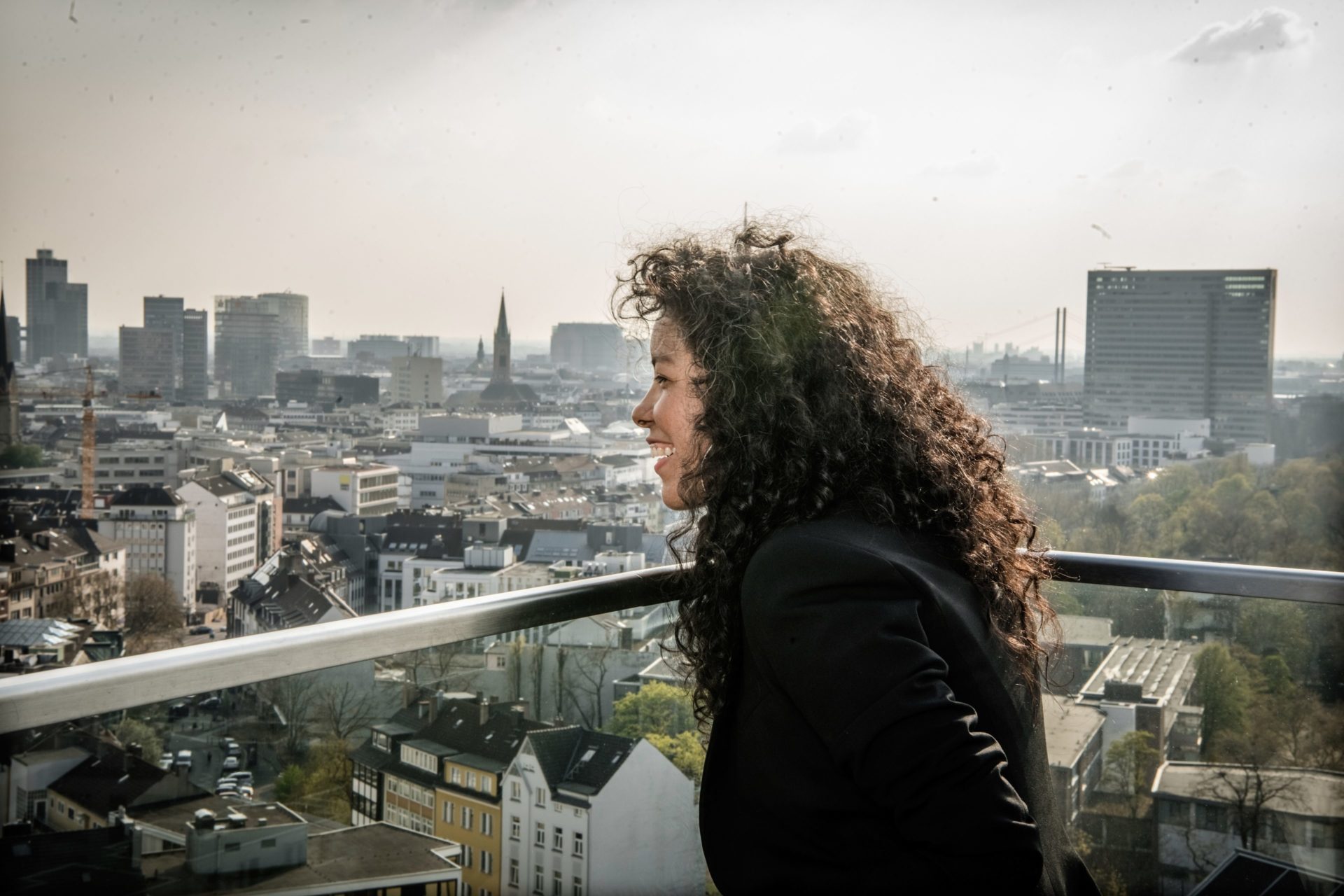 Unsere Kolumnistin Karina Rodriguez auf der Dachterrasse eines Hauses an der Toulouse Allee, wo Andreas Endermann sie fotografiert hat.